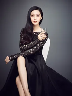 穿黑透视裙坐在椅子上的范冰冰