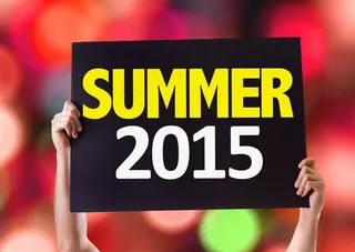 举黑色牌子的双手