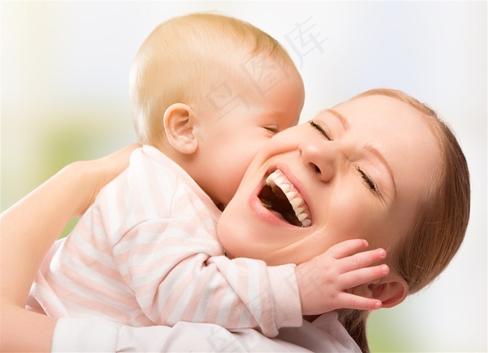 亲吻的母子素材