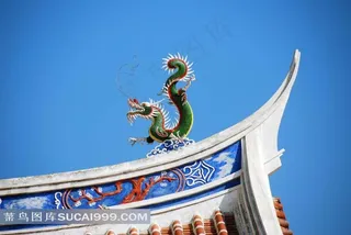 传统庙宇飞檐上的龙