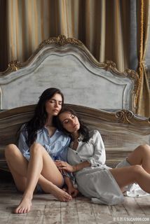 坐在地板上的欧美漂亮美女图片