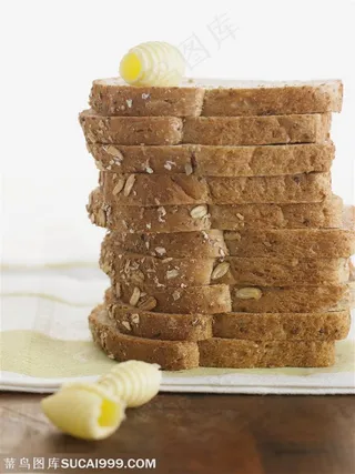 营养早餐-叠放在一起的粗粮面包