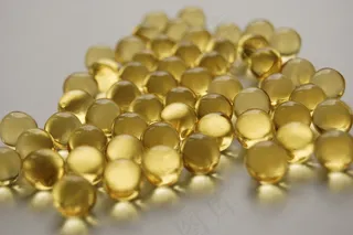 黄色透明胶囊图片