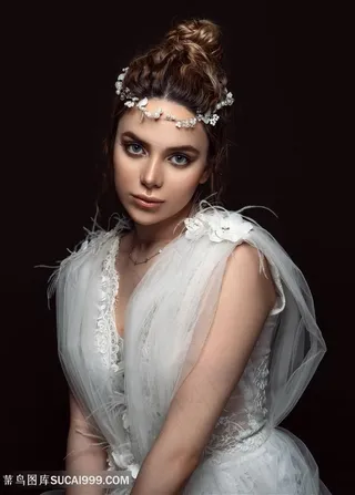 头戴碎钻珍珠头饰的白色礼服美女