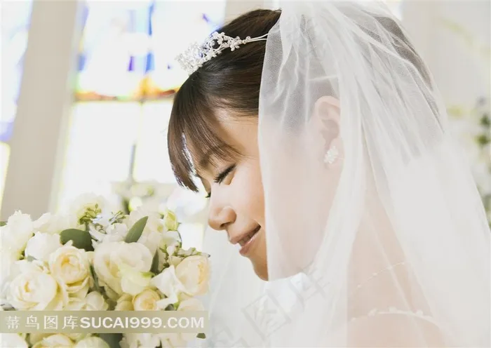 捧鲜花的婚纱美女