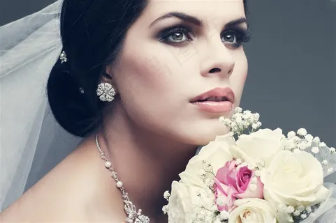 手捧鲜花的美女高清图片