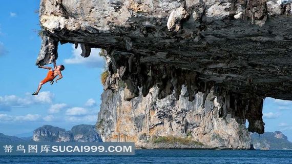 海上攀岩的男人高清图片