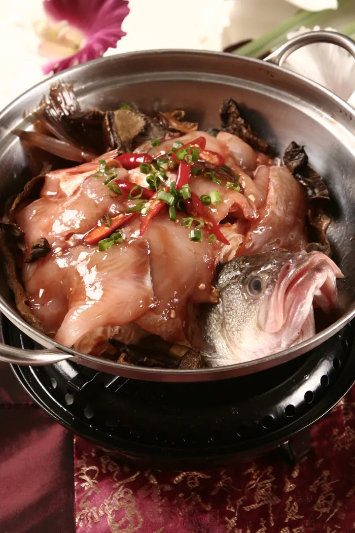 牛肝菌煮鲈鱼