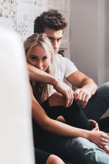 男女亲密情侣图片