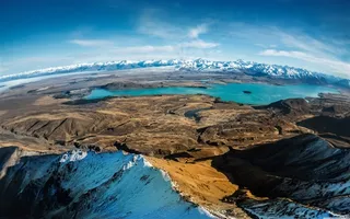 日光下的山脉雪山湖泊天空鸟瞰俯瞰航拍高清图片下载