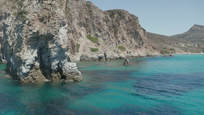 与绿松石蓝色海的岩石海岸线