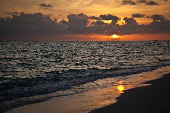 日出前大海上的一抹晨曦