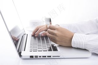 手拿银行卡操作电脑键盘