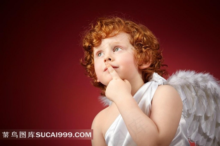 戴翅膀的小男孩