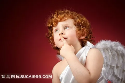 戴翅膀的小男孩