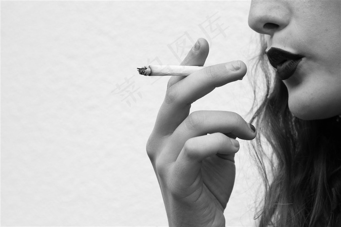 吸烟的美女黑白手势图片