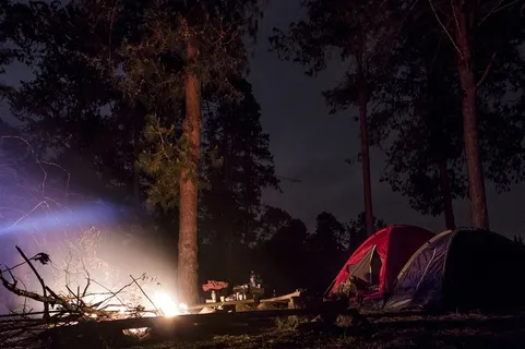 户外帐篷野营与夕阳景色图片
