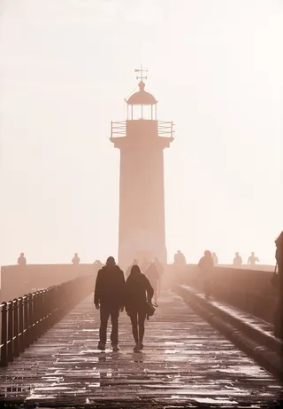 灯塔下的两个行人