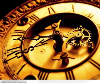 黄色灯光下的古老时钟