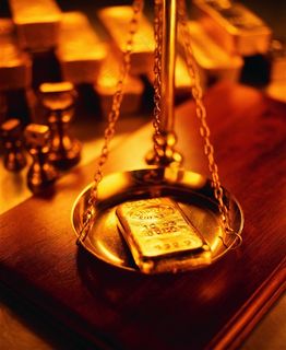 秤上的金块素材图片