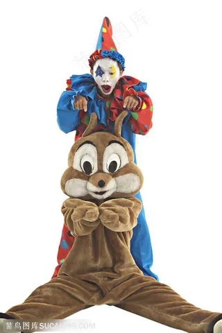 游乐园广告元素 穿着松鼠木偶装的马戏团人员指着耳朵的小丑