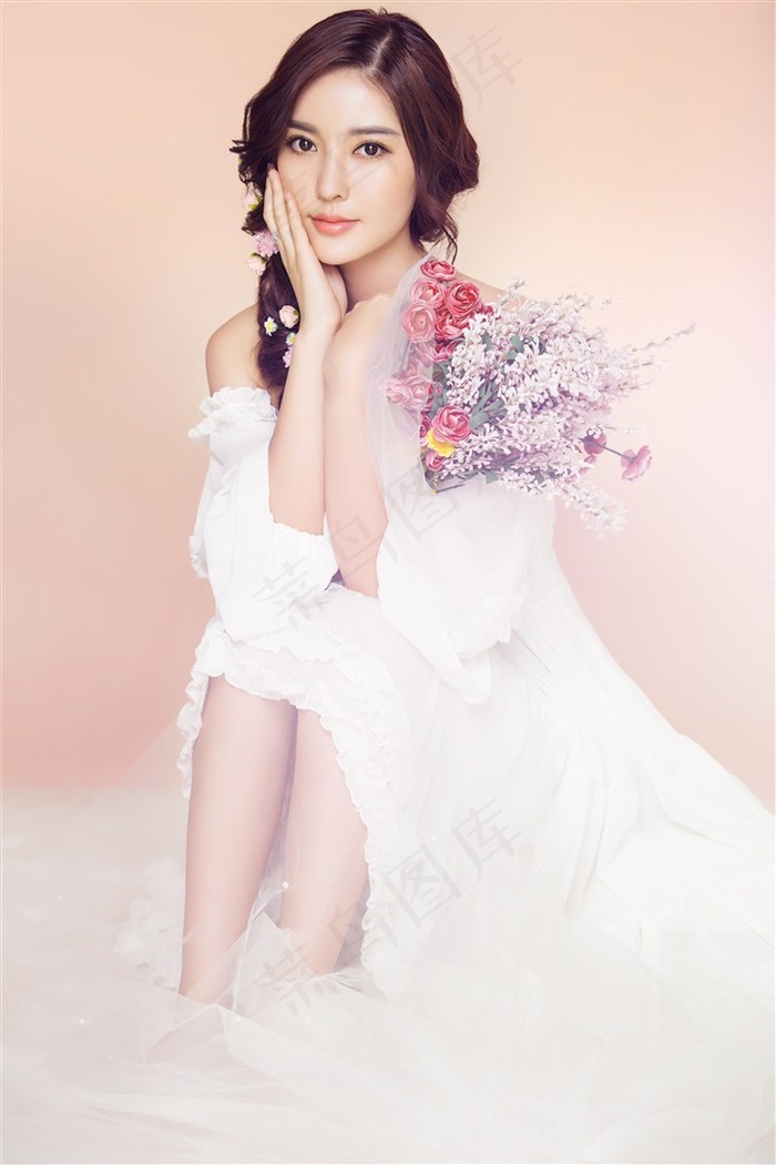 手捧花束的白色女神图片素材
