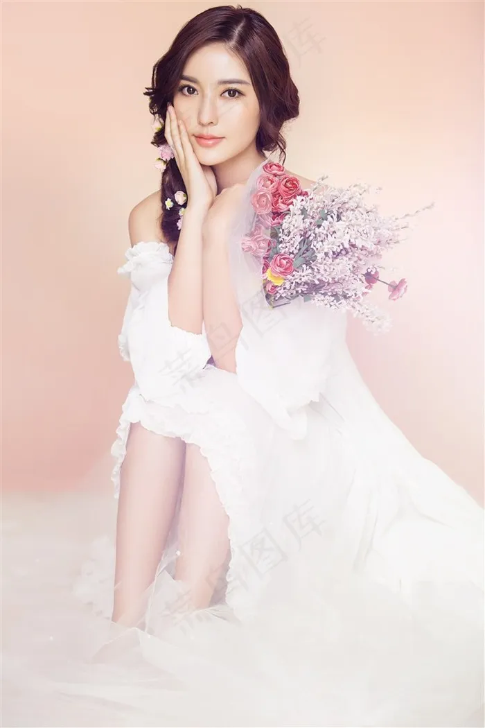 手捧花束的白色女神图片素材