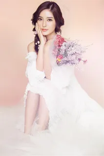手捧花束的白色女神图片素材 手捧花束的白色女神图片素材