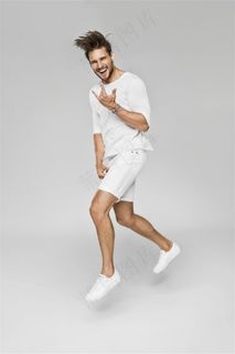 穿白色衣服的时尚帅哥高清图片