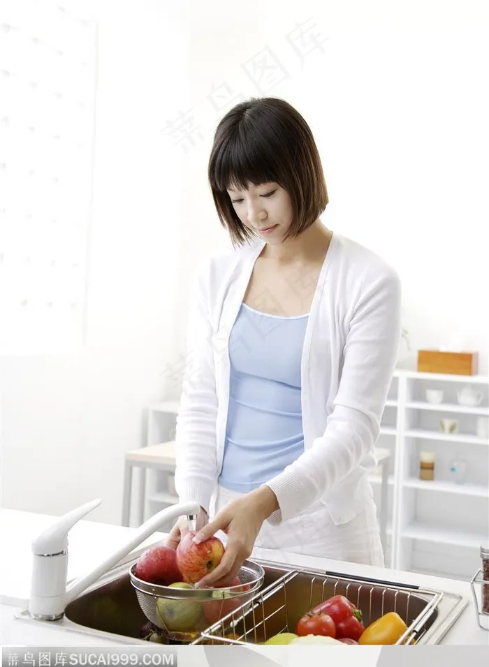 美食制作-清洗蔬果的美女