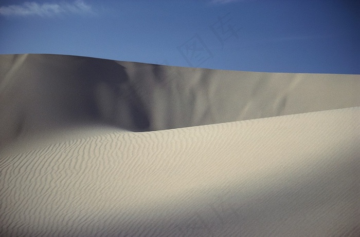 蓝天下的白色沙漠