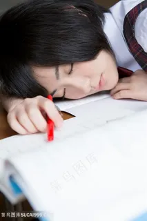 趴在桌子上睡觉的日本女生图片