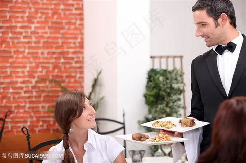 国外上菜的微笑服务员图片