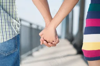 散步中情侣牵手图片