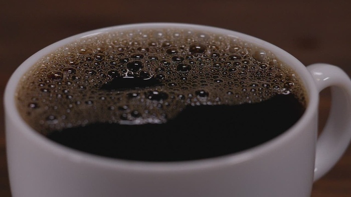 装满咖啡的杯子