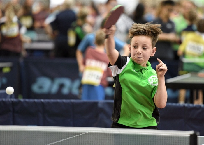 正在打乒乓球的小孩素材图片