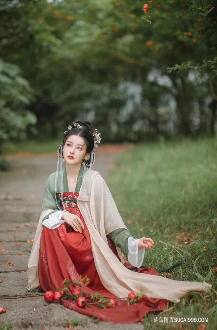蹲在地上的古装美女图片