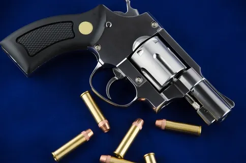 散乱摆放在桌子上的手枪