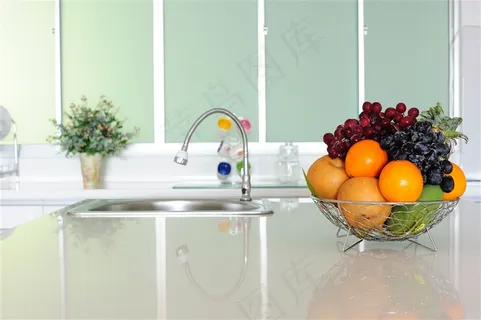 温馨家居厨房精美厨具和盆栽植物水果