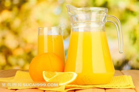 餐布上的鲜榨橙汁高清图片素材