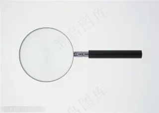 横着摆放的放大镜特写