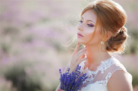 拿着花的婚纱美女