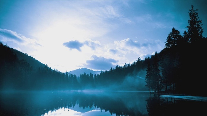 湖上自然的剪影，延时摄影