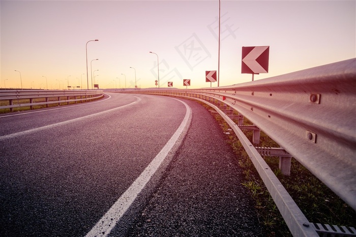 有指示牌的高速公路高清摄影图