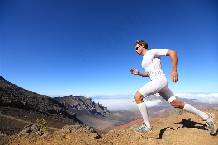 在山峰跑步的男人