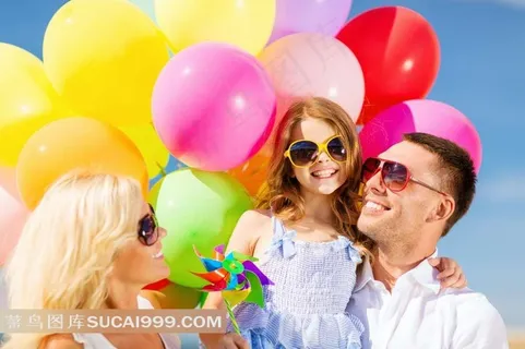 父亲抱着女儿和母亲合照