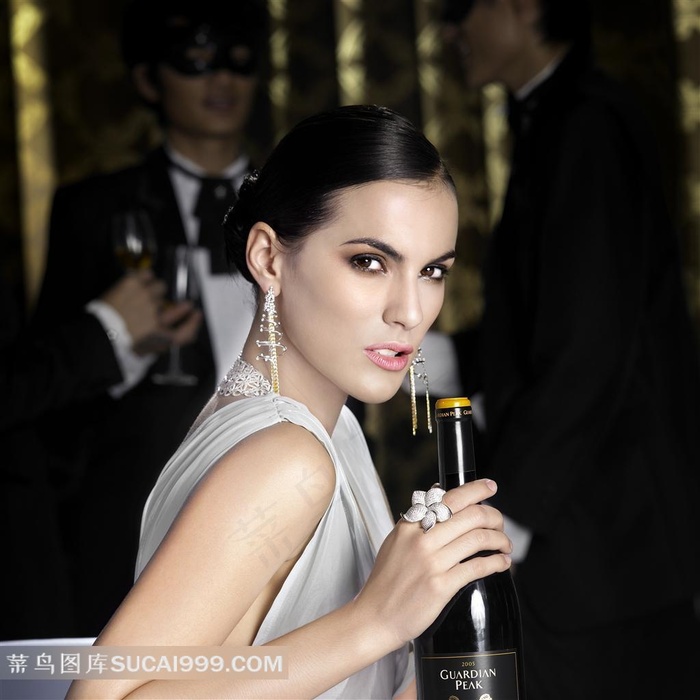 一个拿着酒的美女