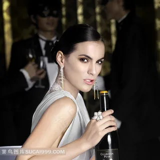 一个拿着酒的美女