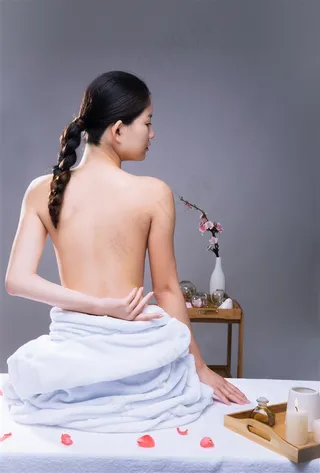 浴袍美女性感的背部