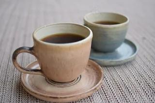 两杯黑色苦咖啡图片